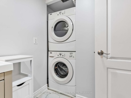 203-326 Major Mackenzie Drive E, Richmond Hill, ON - Indoor Photo Showing Laundry Room