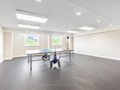203-326 Major Mackenzie Drive E, Richmond Hill, ON - Indoor