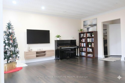 11 Blaydon Avenue, Toronto, ON - Indoor Photo Showing Living Room
