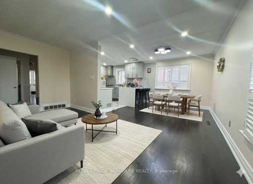 11 Blaydon Avenue, Toronto, ON - Indoor Photo Showing Living Room