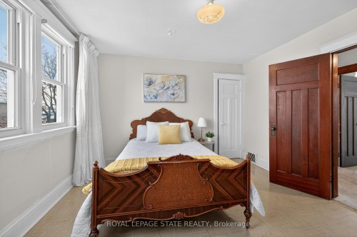250 Glendale Avenue N, Hamilton, ON - Indoor Photo Showing Bedroom