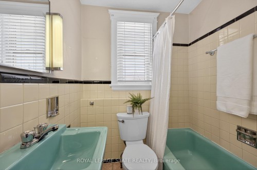 250 Glendale Avenue N, Hamilton, ON - Indoor Photo Showing Bathroom