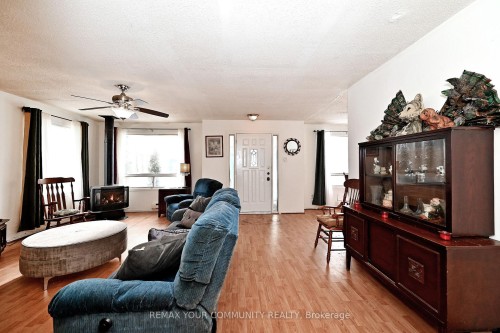 704 Hastings Avenue, Innisfil, ON - Indoor Photo Showing Living Room