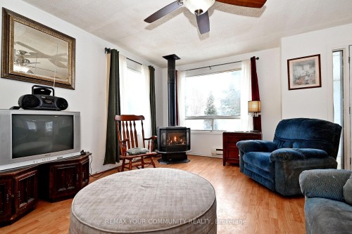 704 Hastings Avenue, Innisfil, ON - Indoor Photo Showing Living Room