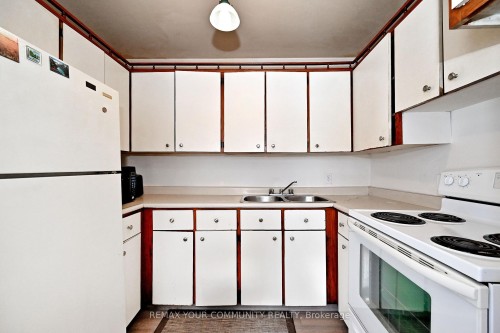 704 Hastings Avenue, Innisfil, ON - Indoor Photo Showing Kitchen With Double Sink
