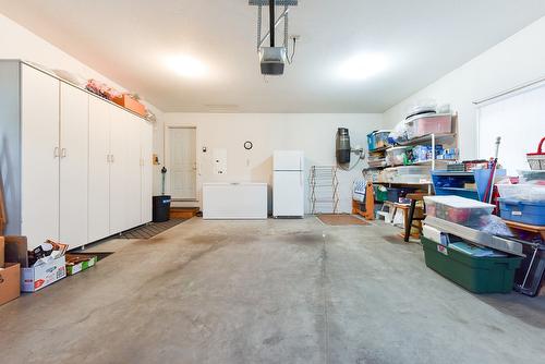539 Red Wing Drive, Penticton, BC - Indoor Photo Showing Garage