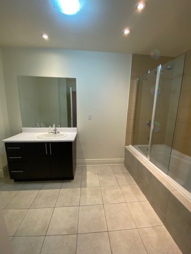 Bathroom - 403-100 Rue Barnett, Dollard-Des-Ormeaux, QC - Indoor Photo Showing Bathroom