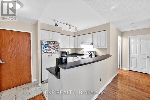 517 - 23 Lorraine Drive, Toronto, ON - Indoor Photo Showing Kitchen
