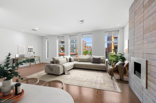 Living room - 6426 Boul. St-Laurent, Montréal (Rosemont/La Petite-Patrie), QC - Indoor Photo Showing Living Room With Fireplace