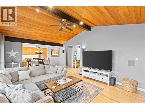 11609 Upper Summit Drive, Coldstream, BC - Indoor Photo Showing Living Room