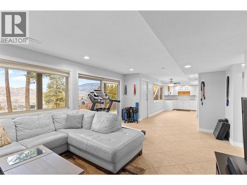 11609 Upper Summit Drive, Coldstream, BC - Indoor Photo Showing Living Room