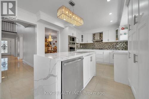 2606 Ambercroft Trail, Mississauga, ON - Indoor Photo Showing Kitchen With Upgraded Kitchen