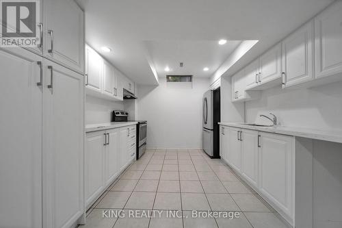 2606 Ambercroft Trail, Mississauga, ON - Indoor Photo Showing Kitchen