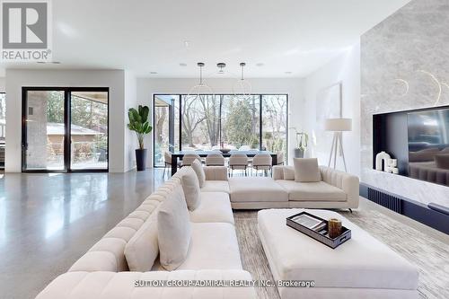126 Wood Lane, Richmond Hill, ON - Indoor Photo Showing Living Room
