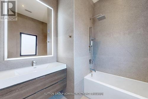 126 Wood Lane, Richmond Hill, ON - Indoor Photo Showing Bathroom