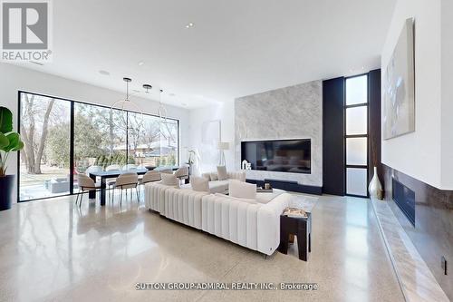 126 Wood Lane, Richmond Hill, ON - Indoor Photo Showing Living Room