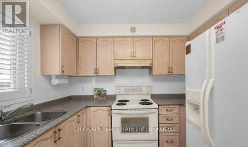6121 Maple Gate Circle, Mississauga, ON - Indoor Photo Showing Kitchen With Double Sink