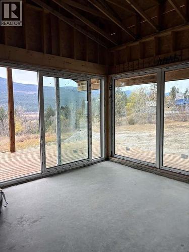 4764 Riverview Drive, Edgewater, BC - Indoor Photo Showing Other Room