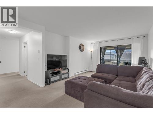 1075 Bernard Avenue Unit# 308, Kelowna, BC - Indoor Photo Showing Living Room