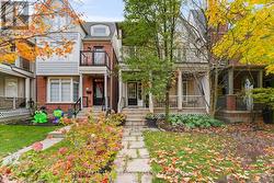 37 WINNERS CIRCLE  Toronto, ON M4L 3Y7