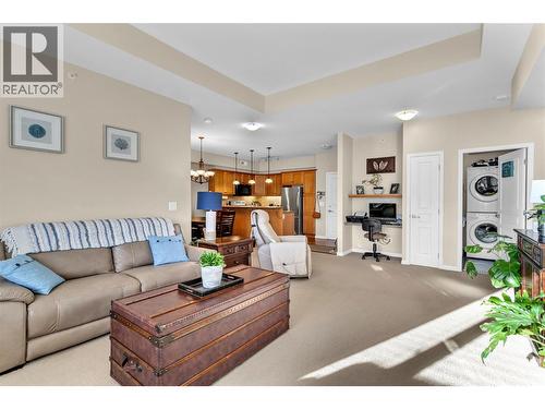 660 Lequime Road Unit# 405, Kelowna, BC - Indoor Photo Showing Living Room