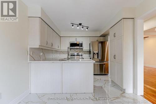 3246 Fanleaf Drive, Mississauga, ON - Indoor Photo Showing Kitchen