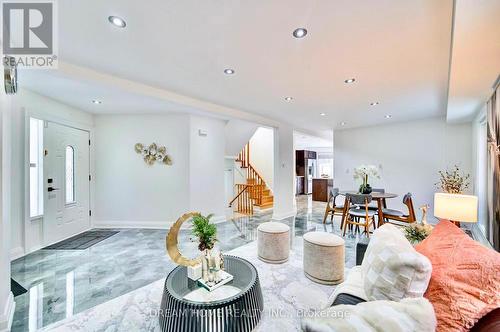 30 Marlow Crescent, Markham, ON - Indoor Photo Showing Living Room