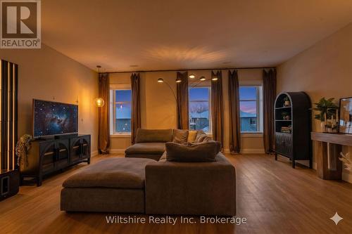 1105 - 361 Quarter Town Line, Tillsonburg, ON - Indoor Photo Showing Living Room