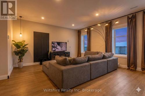 1105 - 361 Quarter Town Line, Tillsonburg, ON - Indoor Photo Showing Living Room