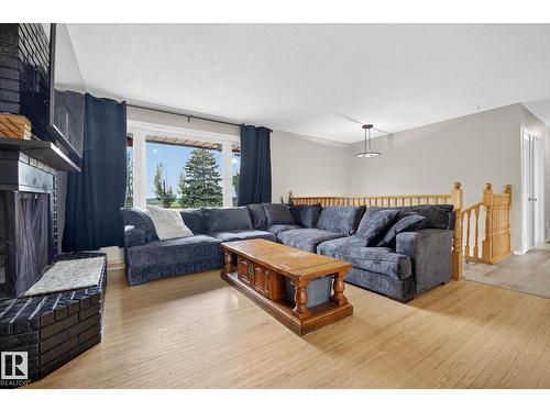 320 1 Av, Thorhild, AB - Indoor Photo Showing Living Room