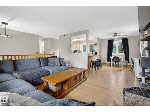 320 1 Av, Thorhild, AB - Indoor Photo Showing Living Room
