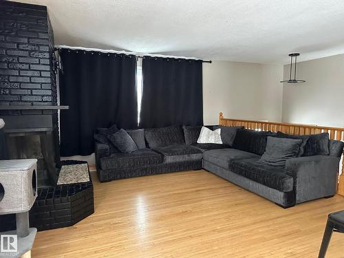 320 1 Av, Thorhild, AB - Indoor Photo Showing Living Room