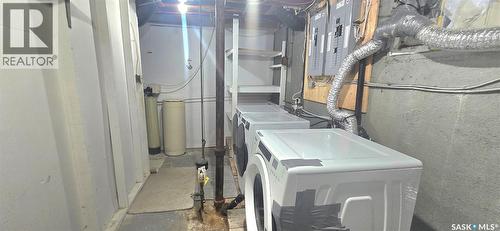 422 Mullin Avenue E, Regina, SK - Indoor Photo Showing Laundry Room