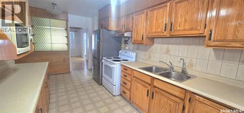 422 Mullin Avenue E, Regina, SK - Indoor Photo Showing Kitchen With Double Sink