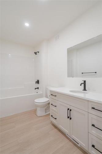 5 Black Currant Crescent, Steinbach, MB - Indoor Photo Showing Bathroom