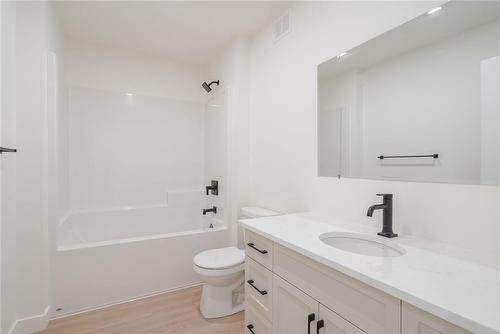 5 Black Currant Crescent, Steinbach, MB - Indoor Photo Showing Bathroom