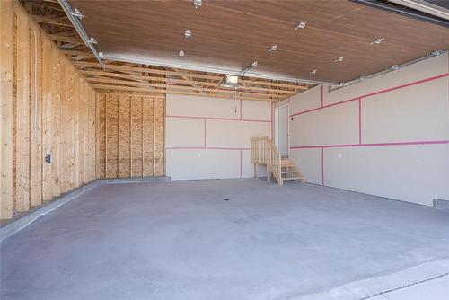 5 Black Currant Crescent, Steinbach, MB - Indoor Photo Showing Garage