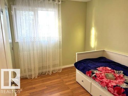 94 Belmead Gardens Nw, Edmonton, AB - Indoor Photo Showing Bedroom