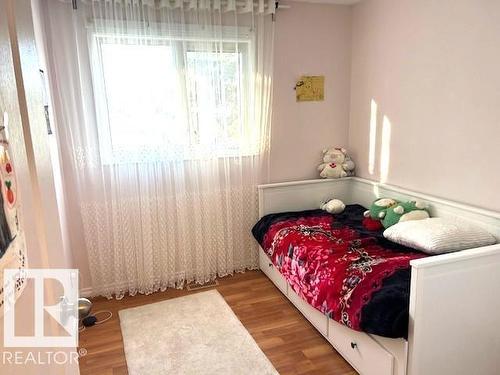 94 Belmead Gardens Nw, Edmonton, AB - Indoor Photo Showing Bedroom