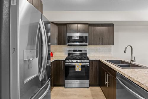 13-335 Gerstmar Road, Kelowna, BC - Indoor Photo Showing Kitchen With Double Sink With Upgraded Kitchen
