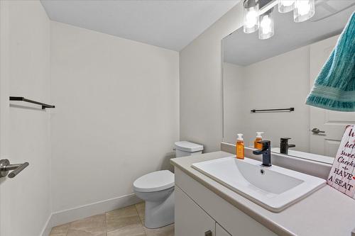 13-335 Gerstmar Road, Kelowna, BC - Indoor Photo Showing Bathroom