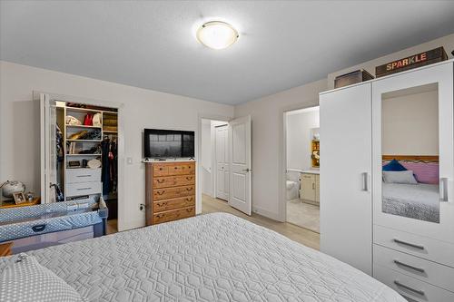13-335 Gerstmar Road, Kelowna, BC - Indoor Photo Showing Bedroom