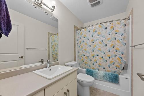 13-335 Gerstmar Road, Kelowna, BC - Indoor Photo Showing Bathroom