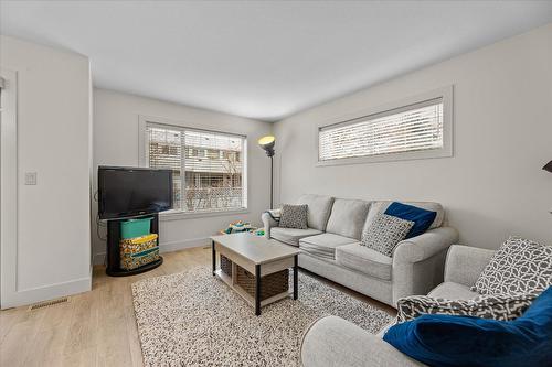 13-335 Gerstmar Road, Kelowna, BC - Indoor Photo Showing Living Room