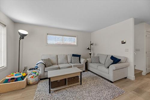 13-335 Gerstmar Road, Kelowna, BC - Indoor Photo Showing Living Room
