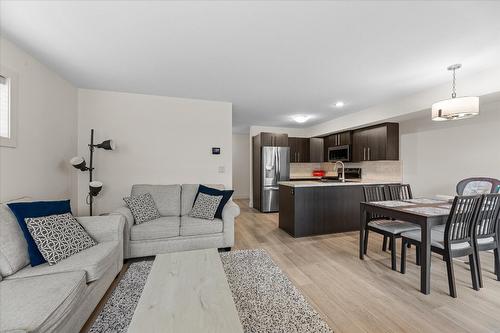 13-335 Gerstmar Road, Kelowna, BC - Indoor Photo Showing Living Room