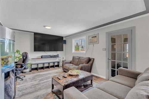 778 Forestbrook Drive, Penticton, BC - Indoor Photo Showing Living Room
