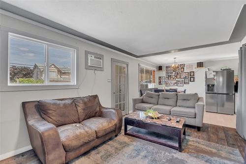 778 Forestbrook Drive, Penticton, BC - Indoor Photo Showing Living Room