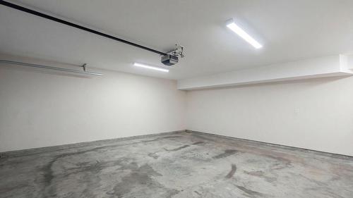  - Indoor Photo Showing Garage