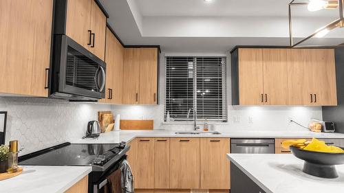  - Indoor Photo Showing Kitchen With Upgraded Kitchen